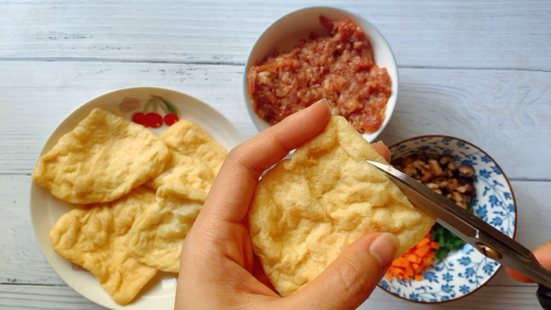 油豆腐烧肉,将油豆腐一侧剪开