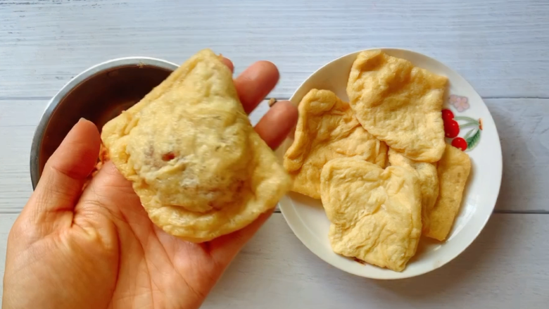 油豆腐烧肉,塞满后压平实。