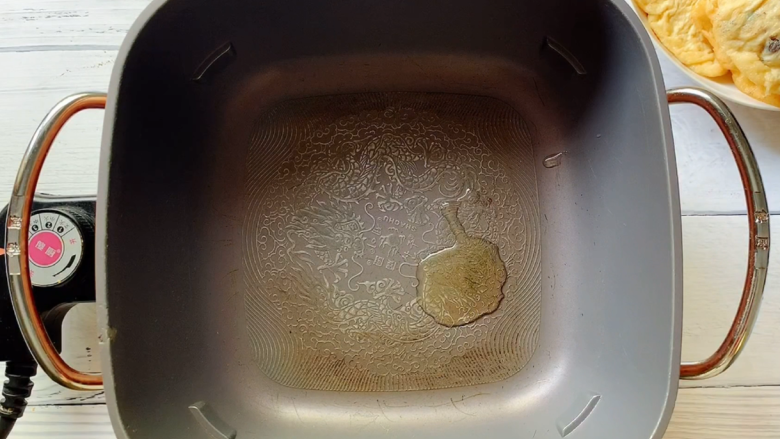 油豆腐烧肉,平底锅加适量油