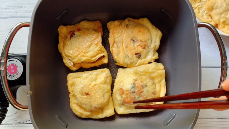 油豆腐烧肉,然后将酿好肉的豆泡逐一加入其中