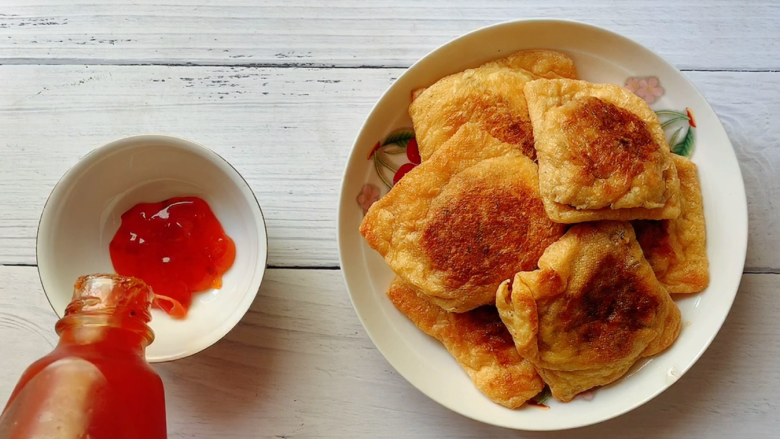 油豆腐烧肉,准备<a style='color:red;display:inline-block;' href='/shicai/ 699'>番茄酱</a>和白砂糖，淀粉加水勾个欠，烧个芡汁