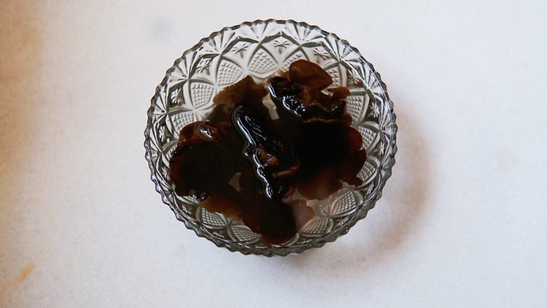 榨菜炒鸡蛋,泡发好的黑木耳,去掉根部,洗净