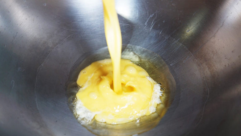榨菜炒鸡蛋,转中大火,蛋液入锅,大火炒鸡蛋,蛋液会快速膨胀,鸡蛋更松软