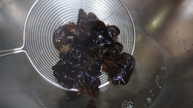 榨菜炒鸡蛋,捞出,备用