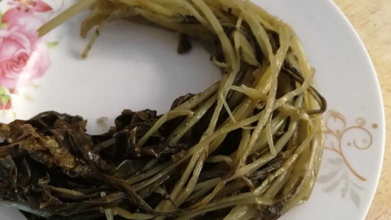 雪菜豆腐,腌制的<a style='color:red;display:inline-block;' href='/shicai/ 2034'>雪里红</a>有特殊的香味,能提高食欲。