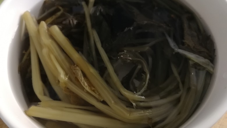 雪菜豆腐,清水泡3分钟,换水洗两遍,洗去过多的咸味。