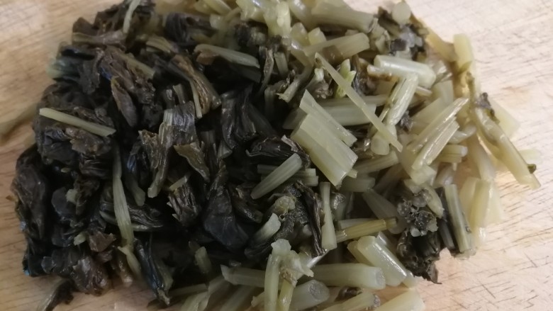 雪菜豆腐,切去顶部老的茎,其余的切小段。