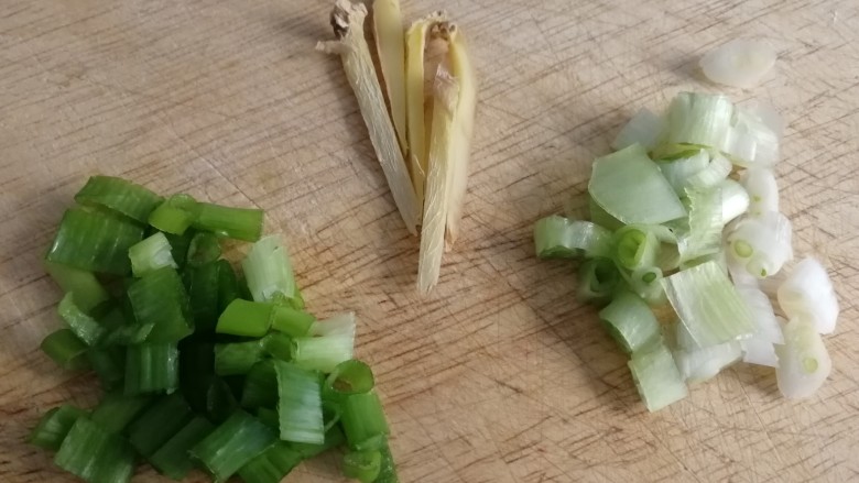 雪菜豆腐,葱白和葱绿分开切碎,姜切丝。