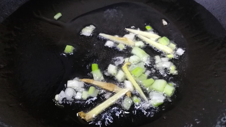 雪菜豆腐,热锅凉油,油热放葱白,姜丝文火炒香。