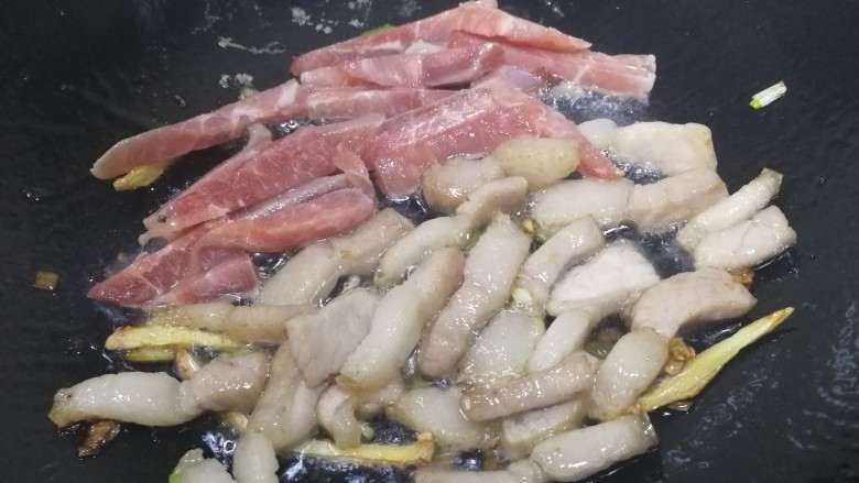雪菜豆腐,先下肥肉文火煸炒出油脂,再放瘦肉,文火翻炒。