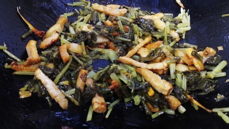 雪菜豆腐,文火翻炒均匀,炒香。