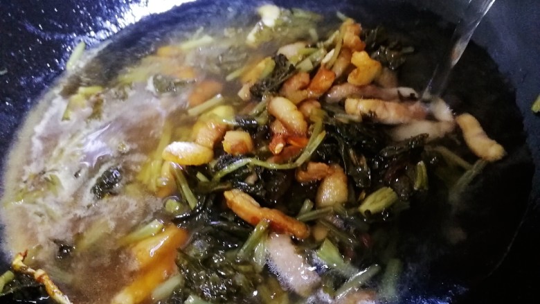 雪菜豆腐,加入适量开水。