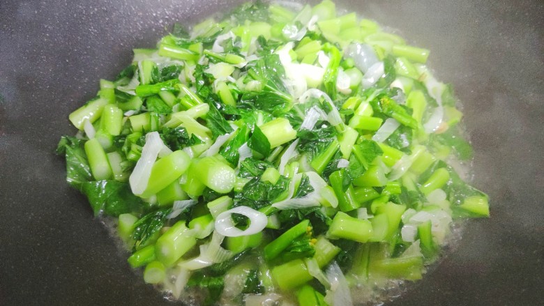 清炒菜心,翻炒至菜心稍稍变软,体积变小