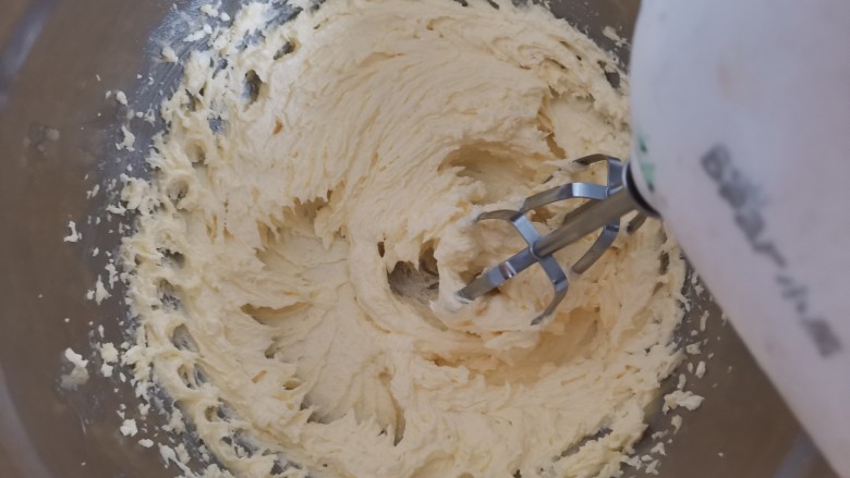 网红莎布蕾曲奇饼干(原味+巧克力口味),电动打蛋器打发至蓬松状态