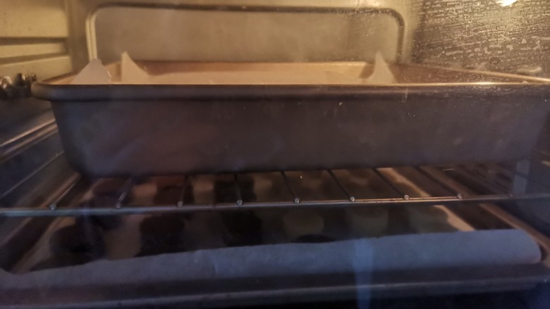 网红莎布蕾曲奇饼干(原味+巧克力口味),送入预热好的烤箱,上下火180度烤20分钟