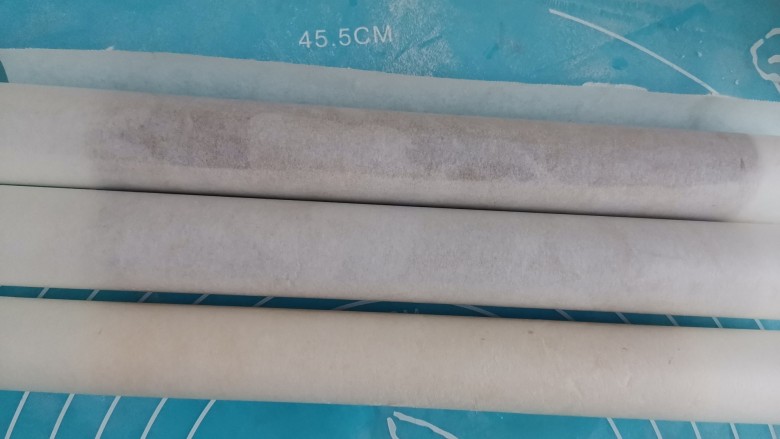 网红莎布蕾曲奇饼干(原味+巧克力口味),用油纸卷起来,放入冰箱冷藏30分钟