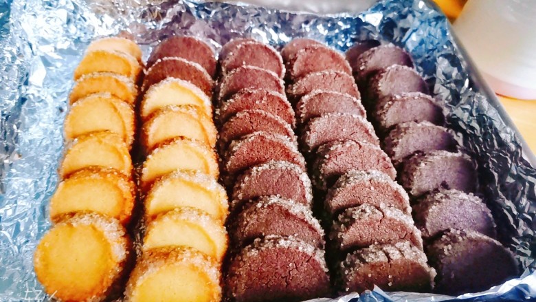 网红莎布蕾曲奇饼干(原味+巧克力口味),烤好取出来,刚烤好饼干有点软,晾凉后就变硬了,变的酥脆啦