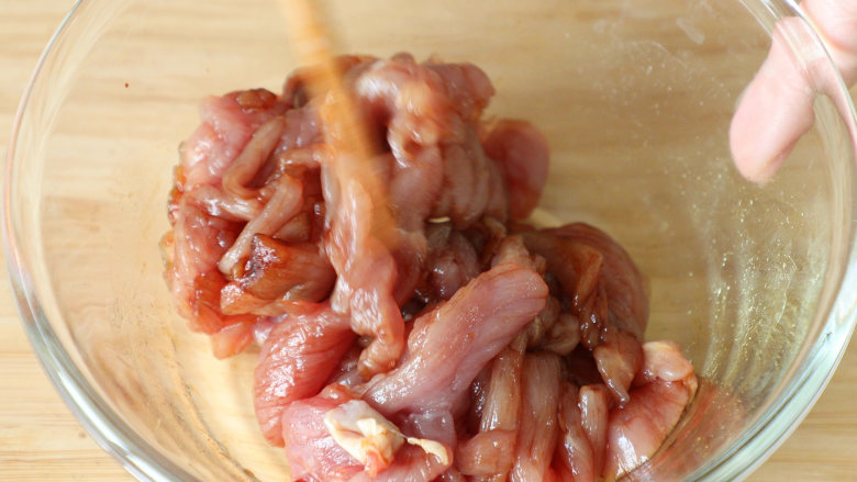 爆香味辣:农家小炒肉,将瘦肉放入碗中,倒入老抽、耗油后搅拌均匀,腌制10分钟;