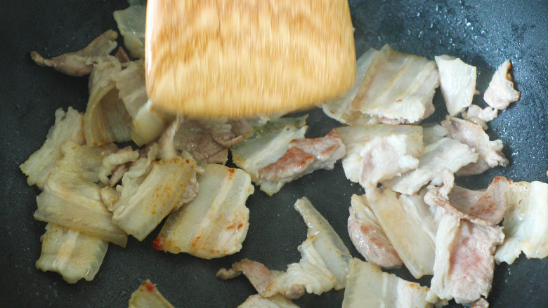 爆香味辣:农家小炒肉,热锅不放油,直接倒入五花肉煸炒出油;