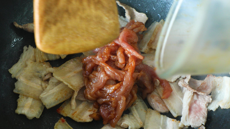 爆香味辣:农家小炒肉,倒入腌制好的瘦肉,翻炒后盛出;