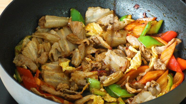 爆香味辣:农家小炒肉,加入适量盐翻炒,倒入煎蛋与瘦肉,再加入适量生抽;