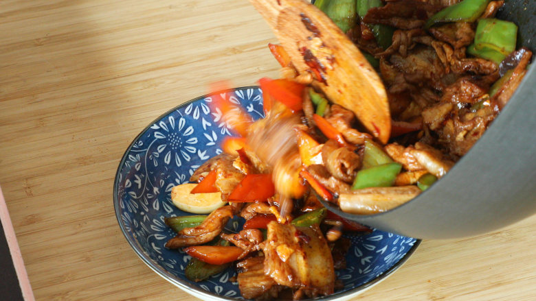 爆香味辣:农家小炒肉,翻炒均匀后出锅即可。