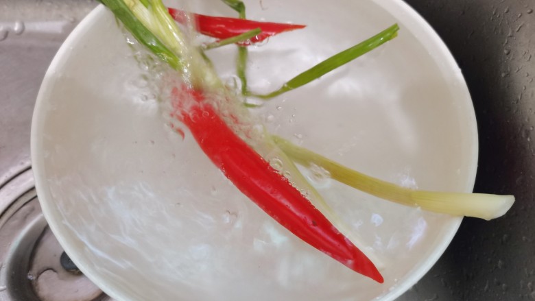 雪菜豆腐,葱,辣椒洗净
