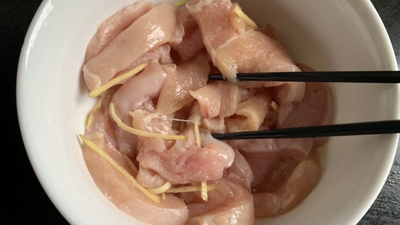 香煎鸡胸肉,搅拌均匀,稍微腌制一会