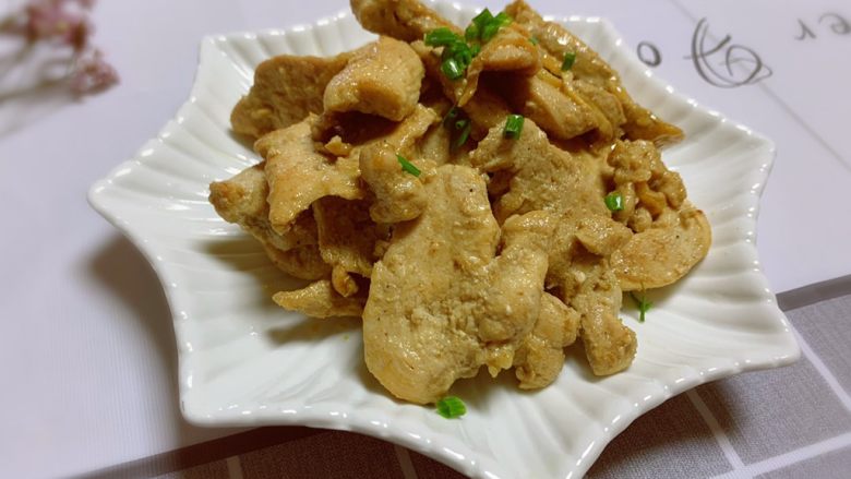 香煎鸡胸肉,装盘,撒上葱花