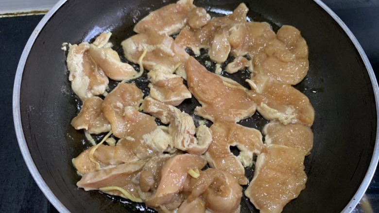 香煎鸡胸肉,热锅倒油,下入鸡胸肉,煎至一面变色翻面