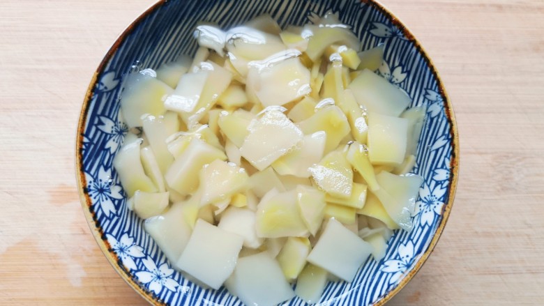 榨菜炒鸡蛋,用热水浸泡半个小时,去一下榨菜的咸味。