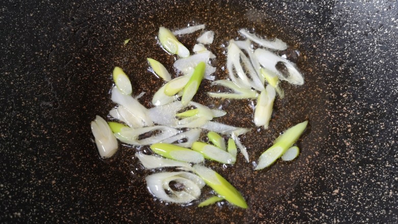 榨菜炒鸡蛋,锅里继续倒油烧热,下入葱丝炒香。