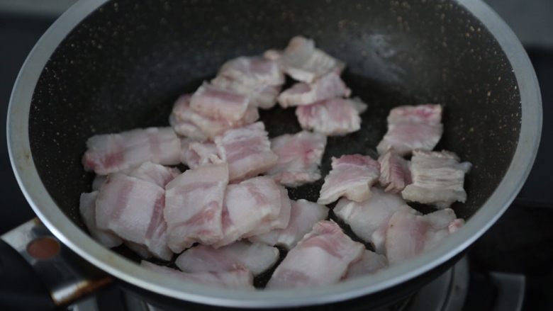 油豆腐烧肉,锅里不放油,下五花肉煎制