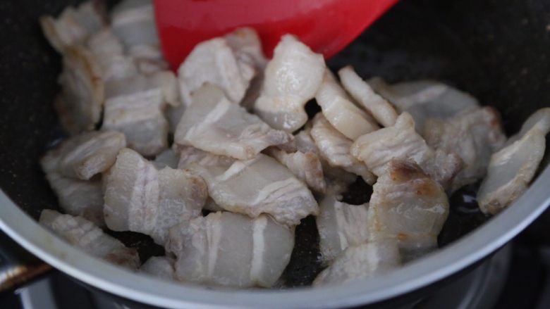 油豆腐烧肉,一边煎制一边翻炒,至五花肉微焦出油