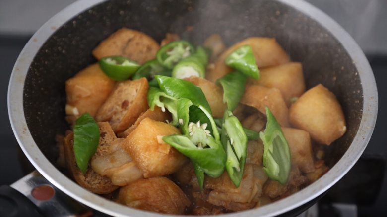 油豆腐烧肉,最后加入青椒,撒一点点<a style='color:red;display:inline-block;' href='/shicai/ 3729'>白糖</a>,大火翻炒收汁