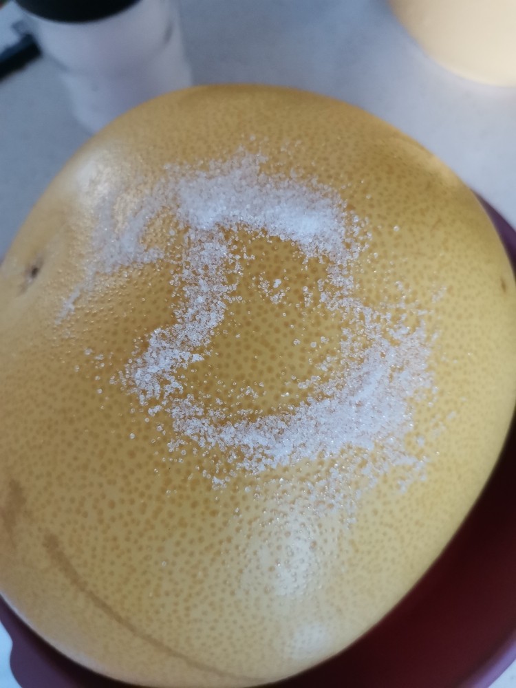 蜂蜜柚子茶,柚子洗干净,用一勺盐把皮搓洗一下