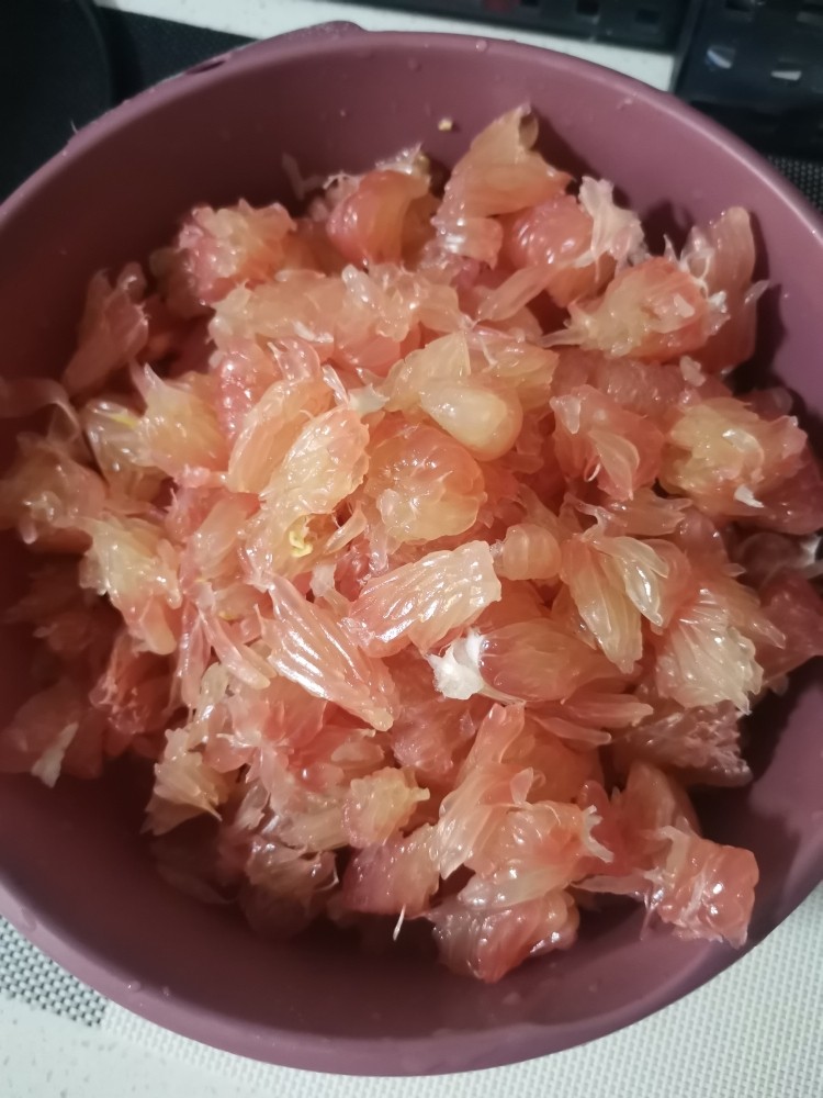 蜂蜜柚子茶,把柚子果肉取出来,不要带一点白色的皮