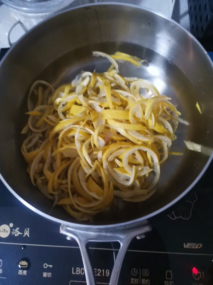 蜂蜜柚子茶,柚子皮泡30分后,焯水10分