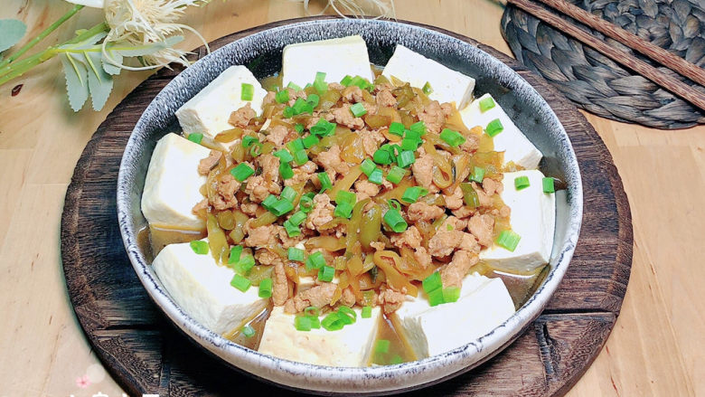 榨菜肉末蒸豆腐,超级嫩滑哟!