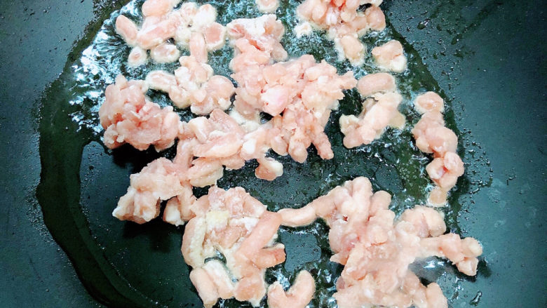 榨菜肉末蒸豆腐,锅中倒入油,加热至五成热,放入<a style='color:red;display:inline-block;' href='/shicai/ 442'>肉末</a>翻炒均匀。