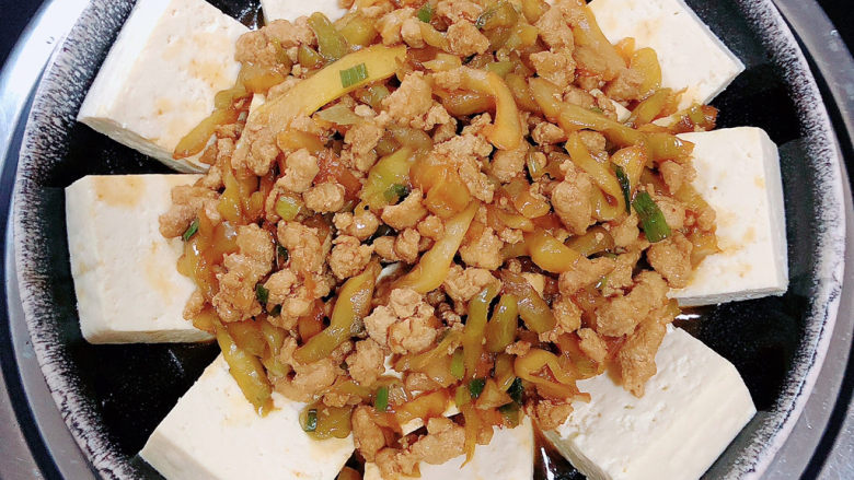 榨菜肉末蒸豆腐,将豆腐放入蒸锅中,大火蒸6分钟。
