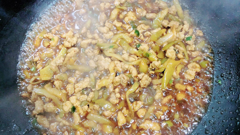榨菜肉末蒸豆腐,放入少许水,翻炒入味。
