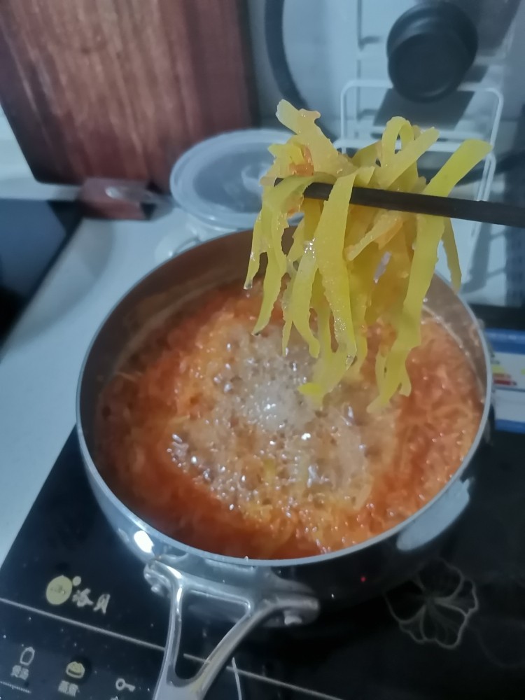 蜂蜜柚子茶,大火煮开10分钟,把柚子皮全部捞出来,要不熬出来会很苦,