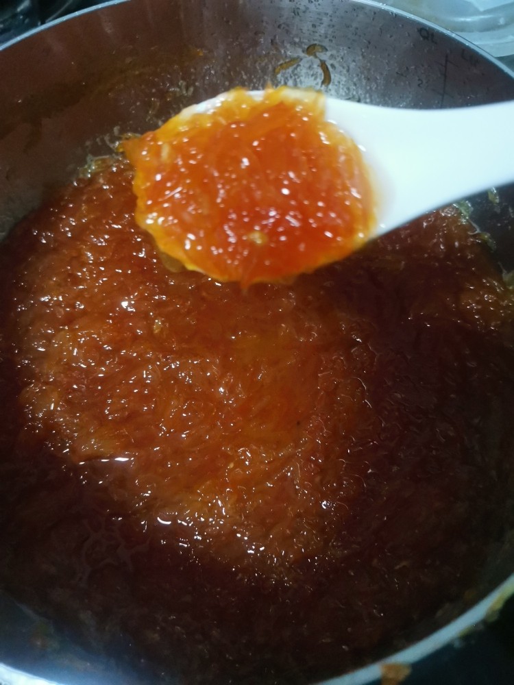 蜂蜜柚子茶,转小火600瓦继续熬30分左右,在转300煮10分,到后来就要一直搅拌了。汤汁收的差不多了,就关火放凉,