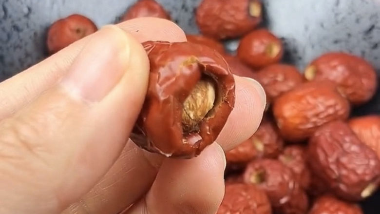 奶枣,做好之后就是这样色的,红枣包裹着杏仁,吃起来味道很不错呢!