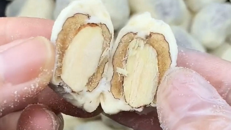 奶枣,完美的奶枣,就是一层奶皮,一层红枣,中间还有脆脆的杏仁,口感真的很丰富,味道真不错。