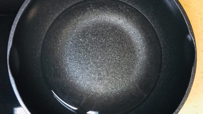清炒菜心,先来焯水处理一下菜心,锅里加水