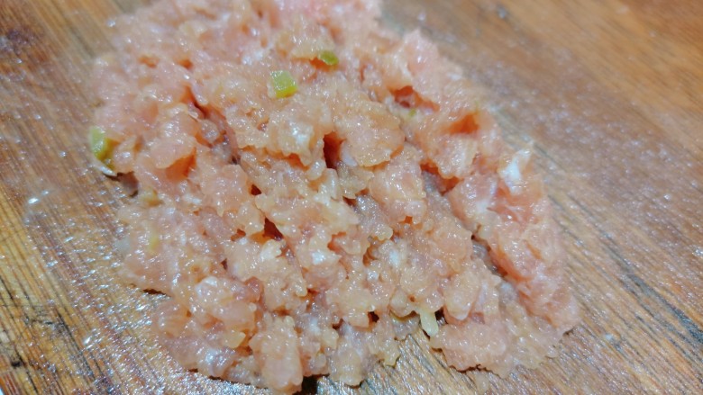 榨菜肉末蒸豆腐,把它剁碎,再加入食用盐,<a style='color:red;display:inline-block;' href='/shicai/ 788'>生抽</a>,生粉,把它搅拌均匀,腌制一会