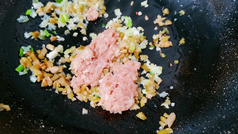 榨菜肉末蒸豆腐,再把榨菜,猪肉放下去,翻炒均匀