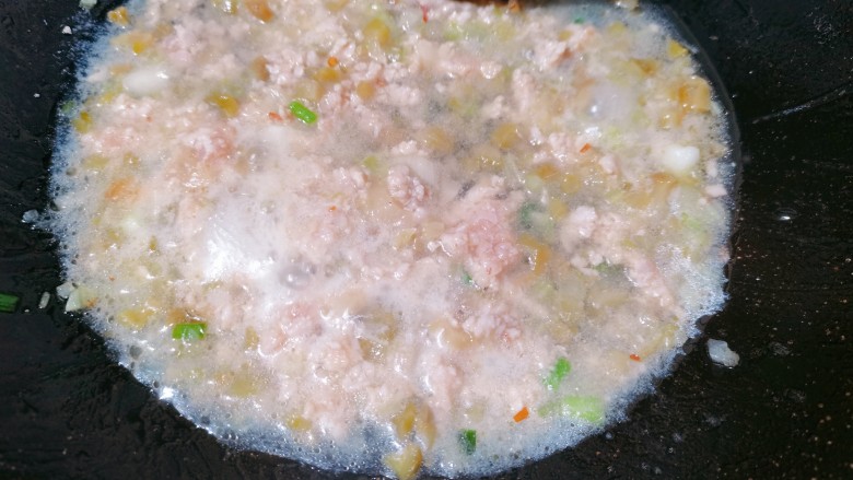 榨菜肉末蒸豆腐,加入<a style='color:red;display:inline-block;' href='/shicai/ 721'>蚝油</a>,食用盐翻炒均匀,再加半碗清水